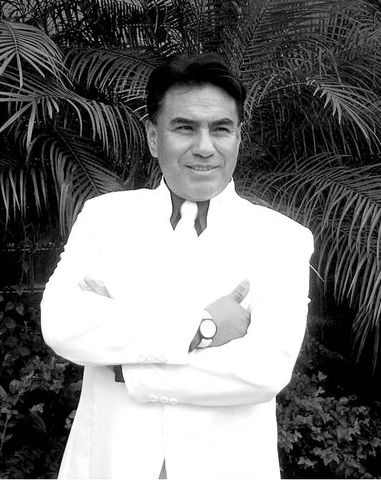 Ese de la mirada perdida y la sonrisa a medias...ese soy